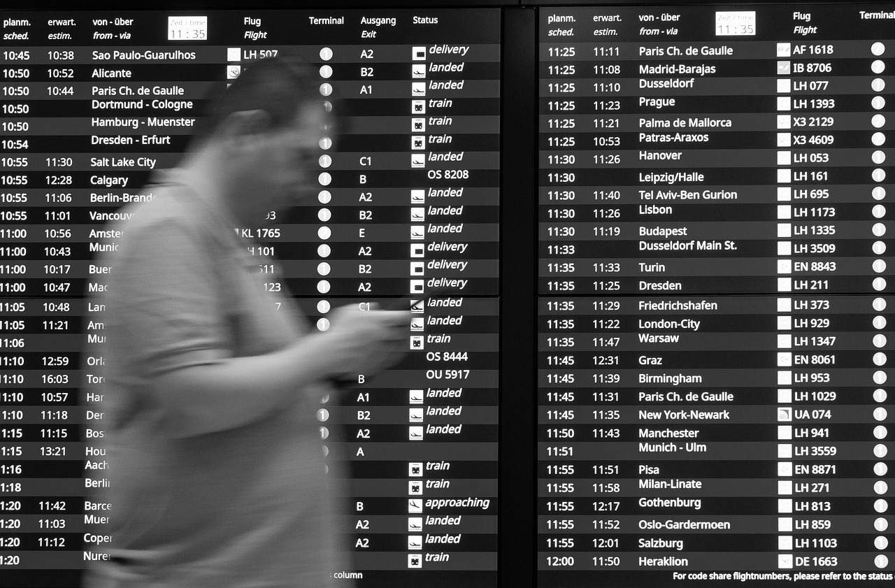 confused traveler at airport 관련 사진