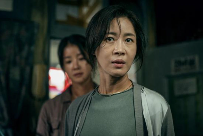 머리를 뒤로 묶은채 서 있는 스위트홈 시즌2에서 차진옥을 맡은 배우 김희정