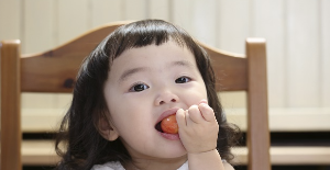 과일 먹는 아이