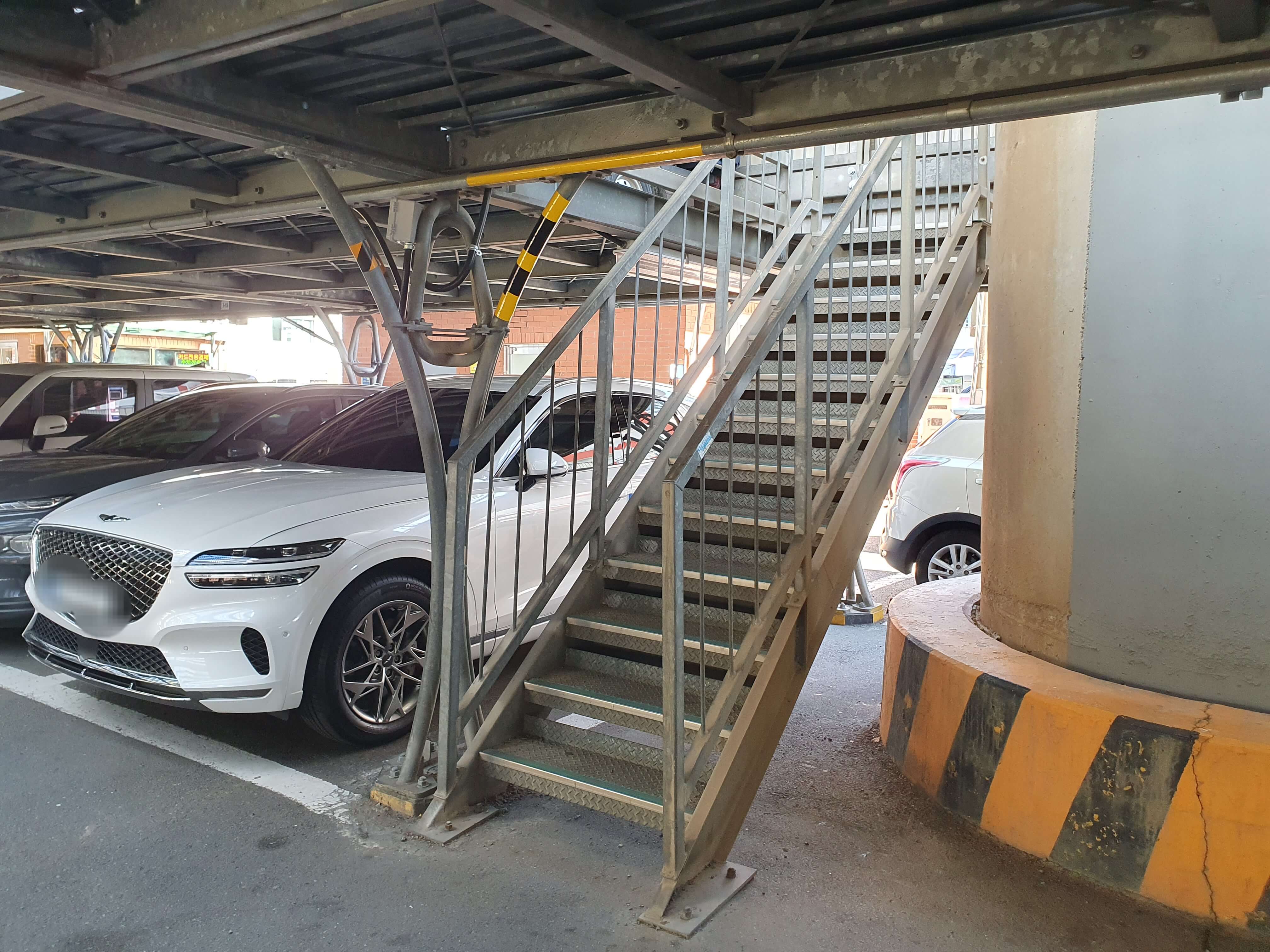 구서역 공영주차장 계단