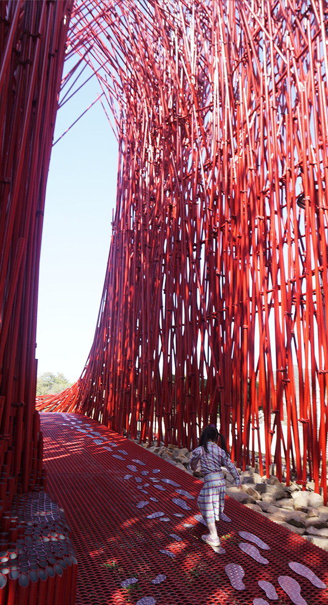 젊은달 와이 파크 미술관에 아이가 들어서는 모습 - Young Wol Y Park