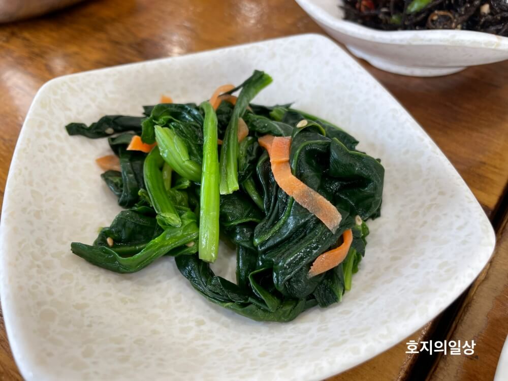제주 구좌 전복 맛집 명진전복 - 기본찬 시금치