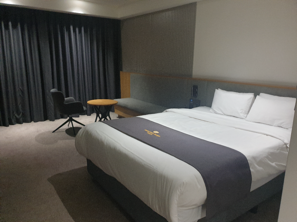 침실과 옆에 테이블이 보인다. 테이블이 놓인 장소도 넓다.