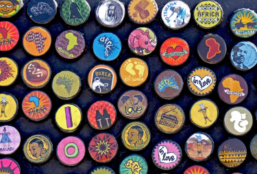 플라스틱 병뚜껑으로 만든 벽걸이 아트워크 만들기