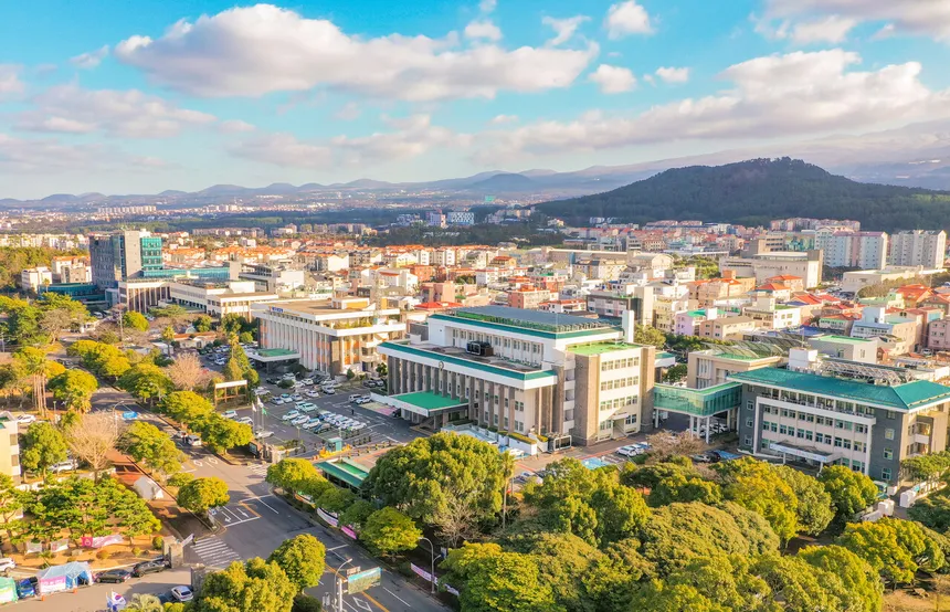 2025 제주 공무직 필기시험을 준비하는 수험생의 책상 위 시험지와 달력, 필기도구를 담은 깔끔한 일러스트