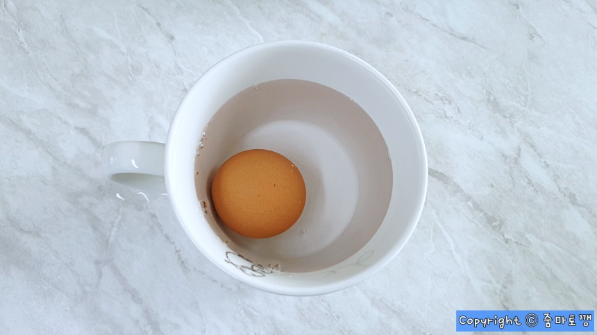 머그컵-물-붓기