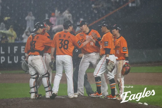 한화 이글스에 입단한 레바라토의 모습. /사진=로이터·한화 이글스 인스타그램 캡처