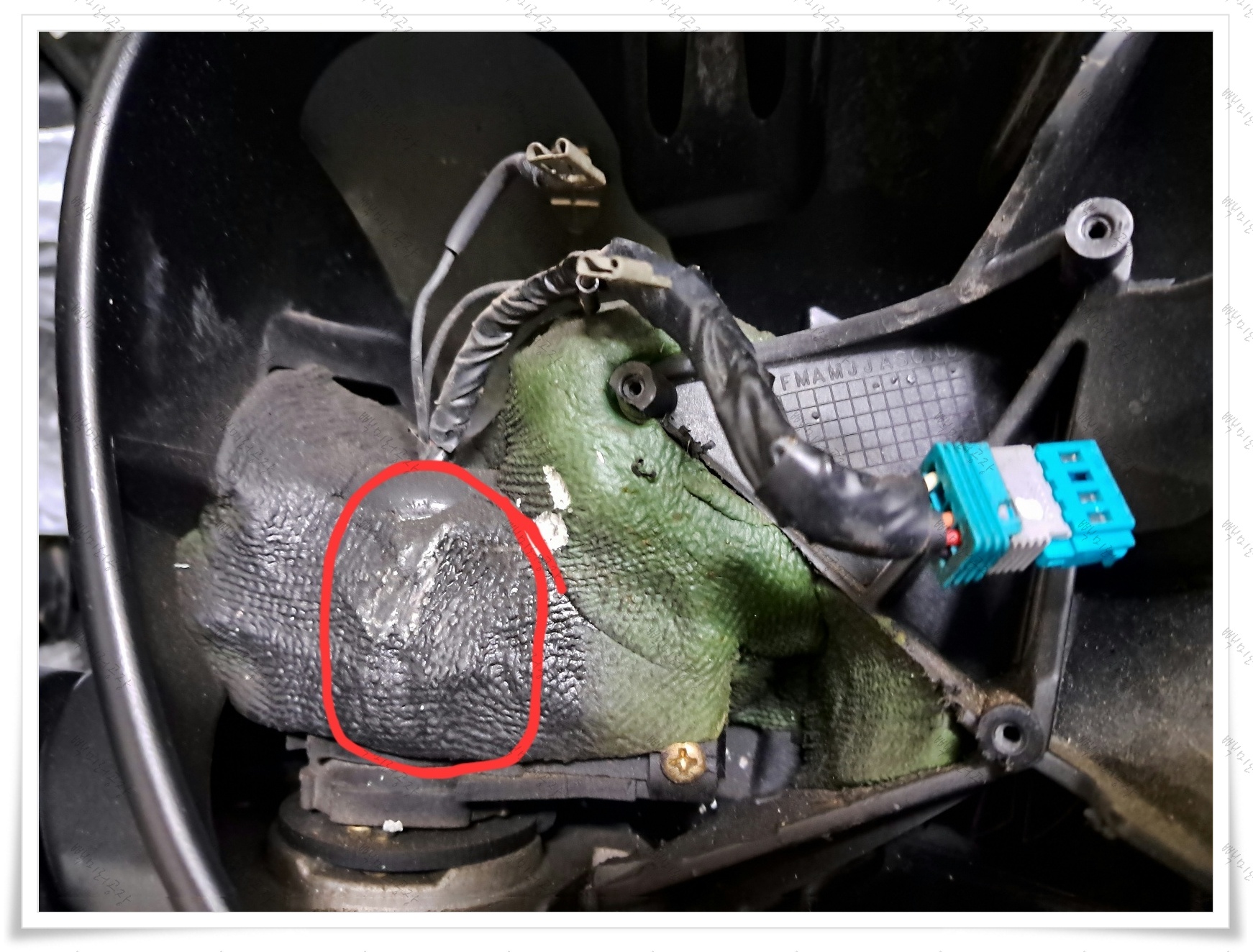 크라이슬러 300C 사이드미러 내부 모터기어 박스 부분(개조접이로 파운드로 고정)