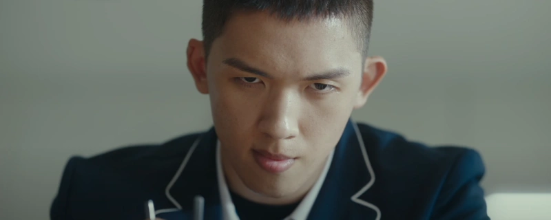 교복을 입고 앉아 있는 나태석 역을 맡고 있는 배우 전승훈