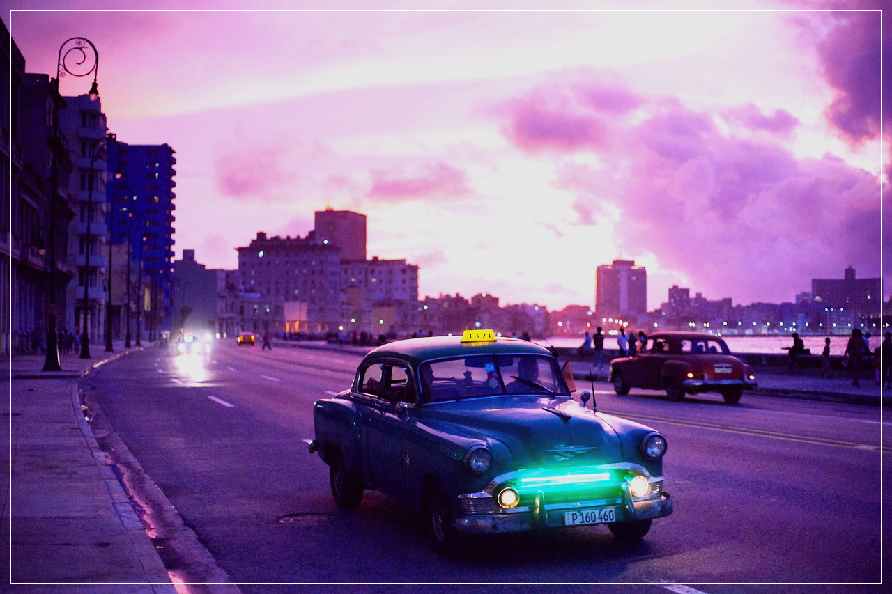 석양이 지는 하바나의 바다가 보이는 도로의 풍경