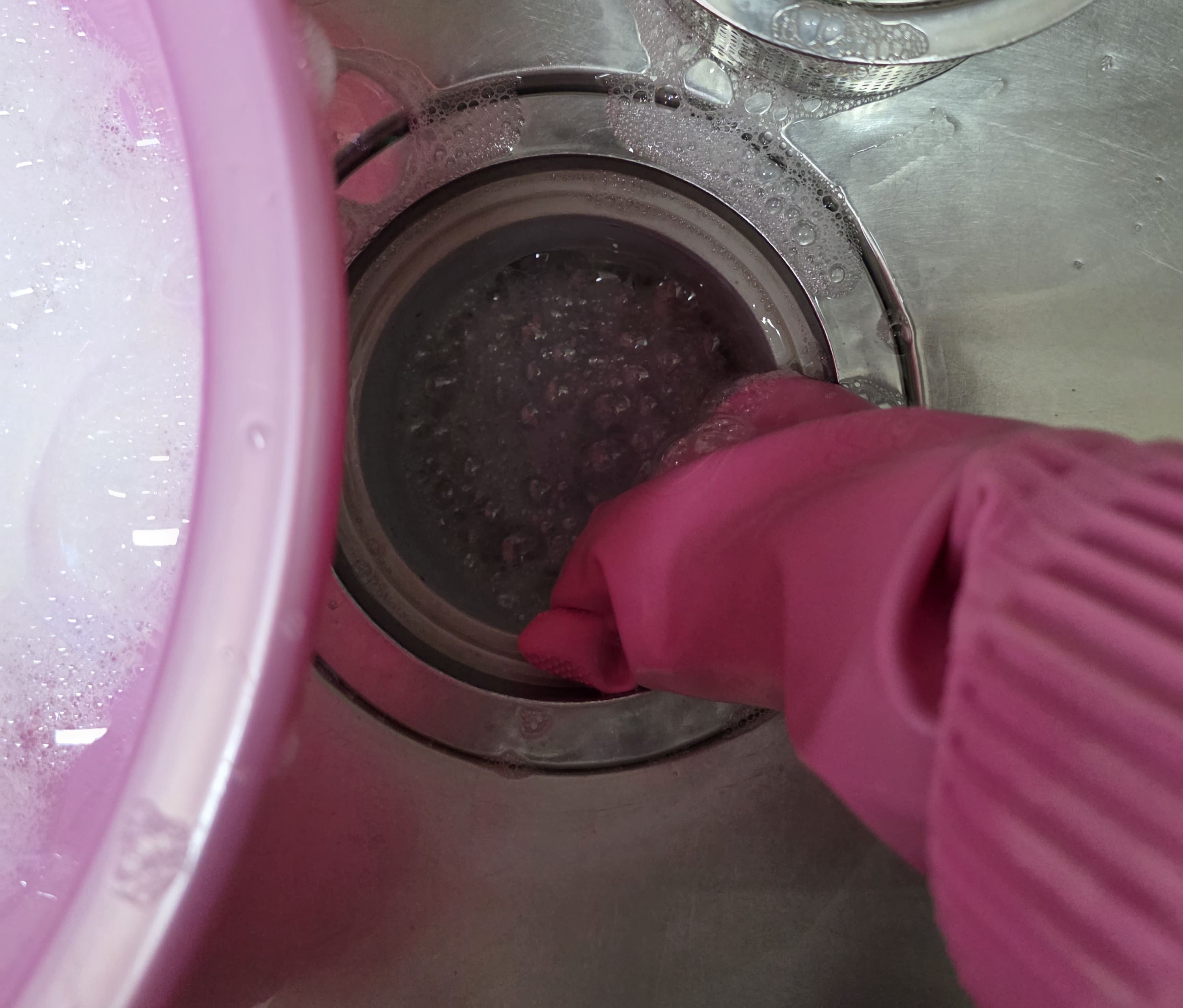 흰티-얼룩-제거-방법-안내-저는-빨랫물이-아까워서-일부러-베란다가-아닌-주방에서-작업을-했습니다.-남은-빨랫물로-싱크대도-닦을-수-있기-때문에-물때까지-벗길-수-있더라고요.