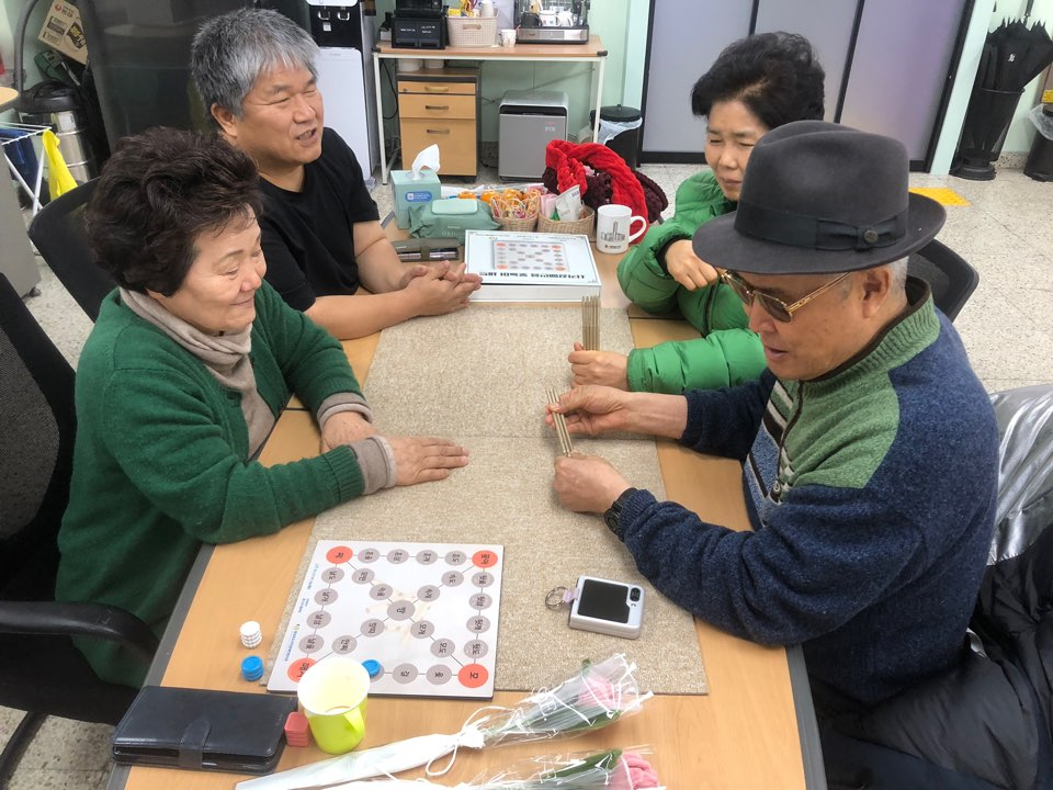 윷놀이하는 모습