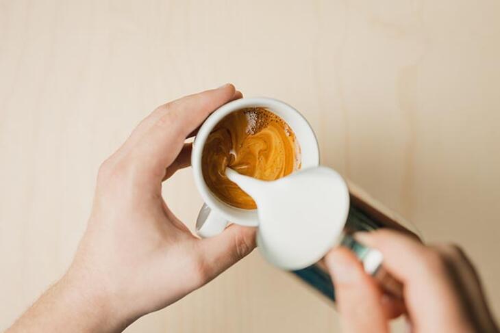 라떼아트 따르는 방법 - 하트