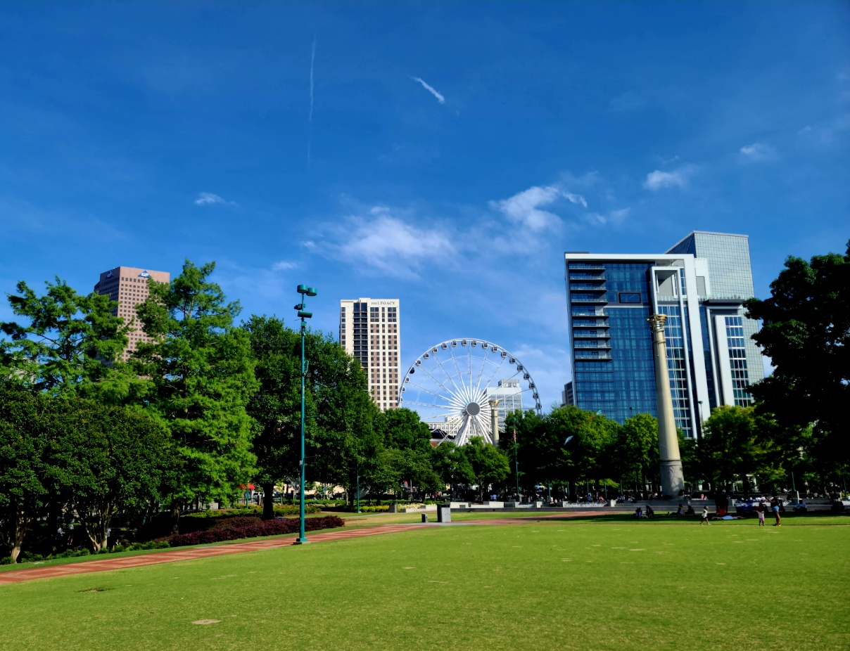 Centennial Olympic Park에서 빌딩숲을 바라보며 찍은 사진이다. 관람차가 중앙에 있어 인상적이다.