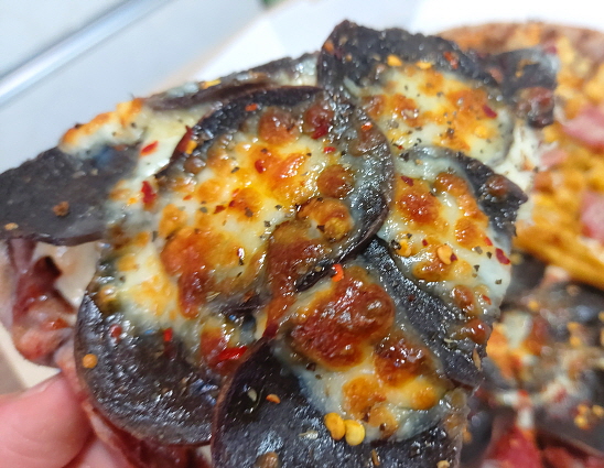 까만색 페퍼로니피자