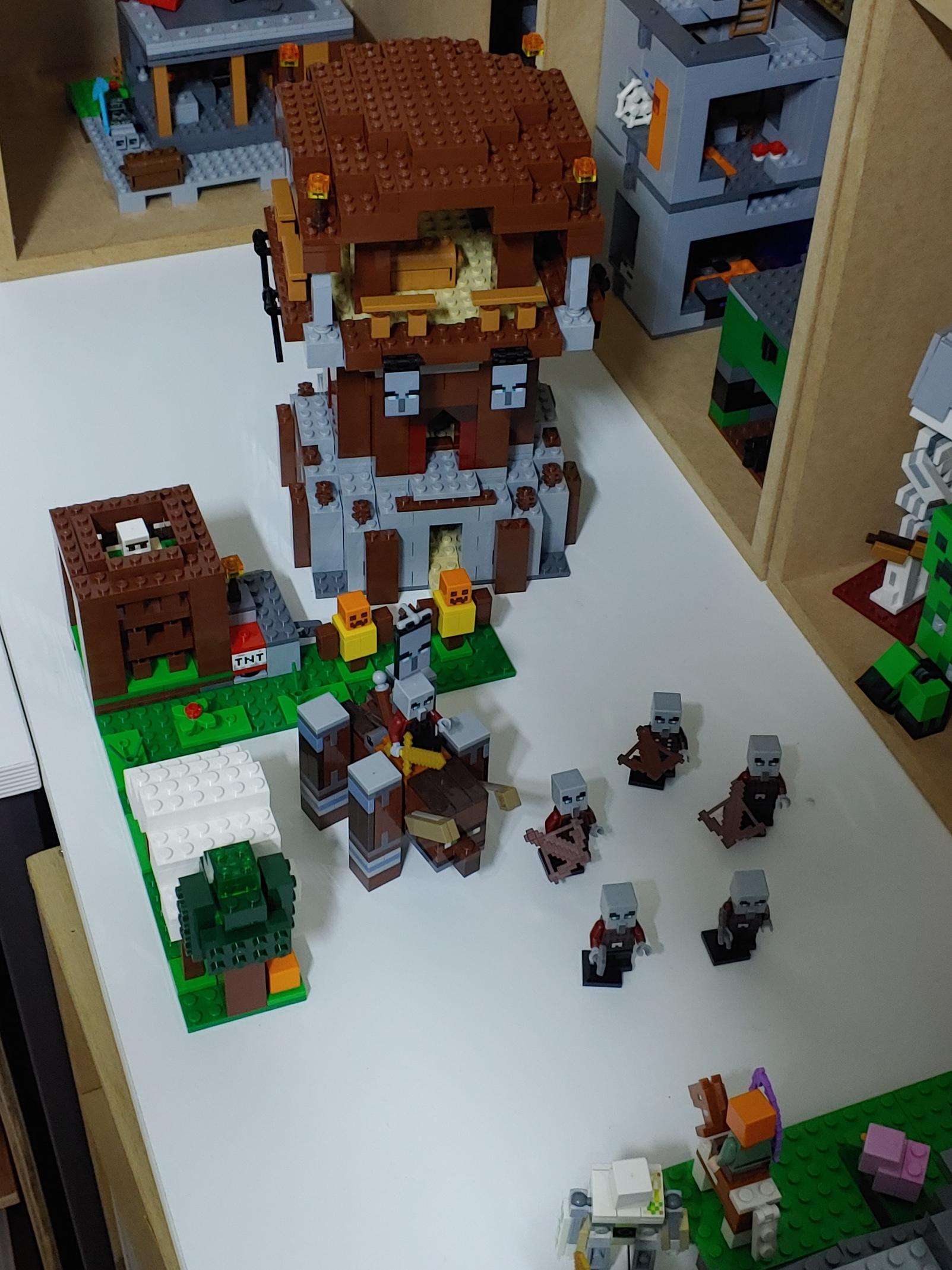 약탈자 전초기지와 공격중인 파괴수와 우민들