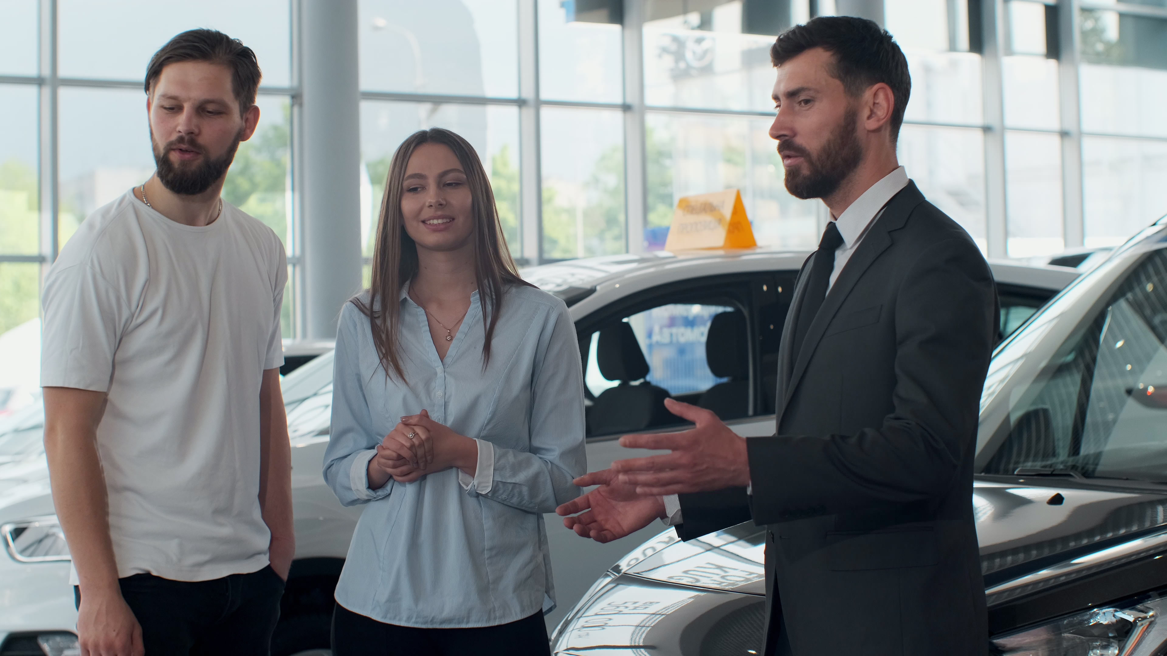 자동차 관리방법을 설명하고 있는 사람들