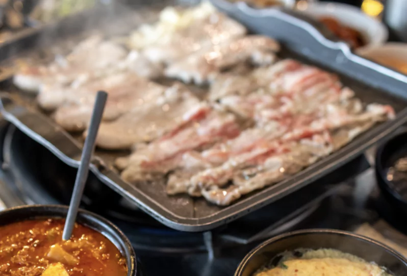 고기 굽는 사진