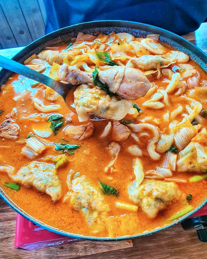 생생정보 충북 제천 닭고기 칼국수 만두 닭칼만 전골 맛집