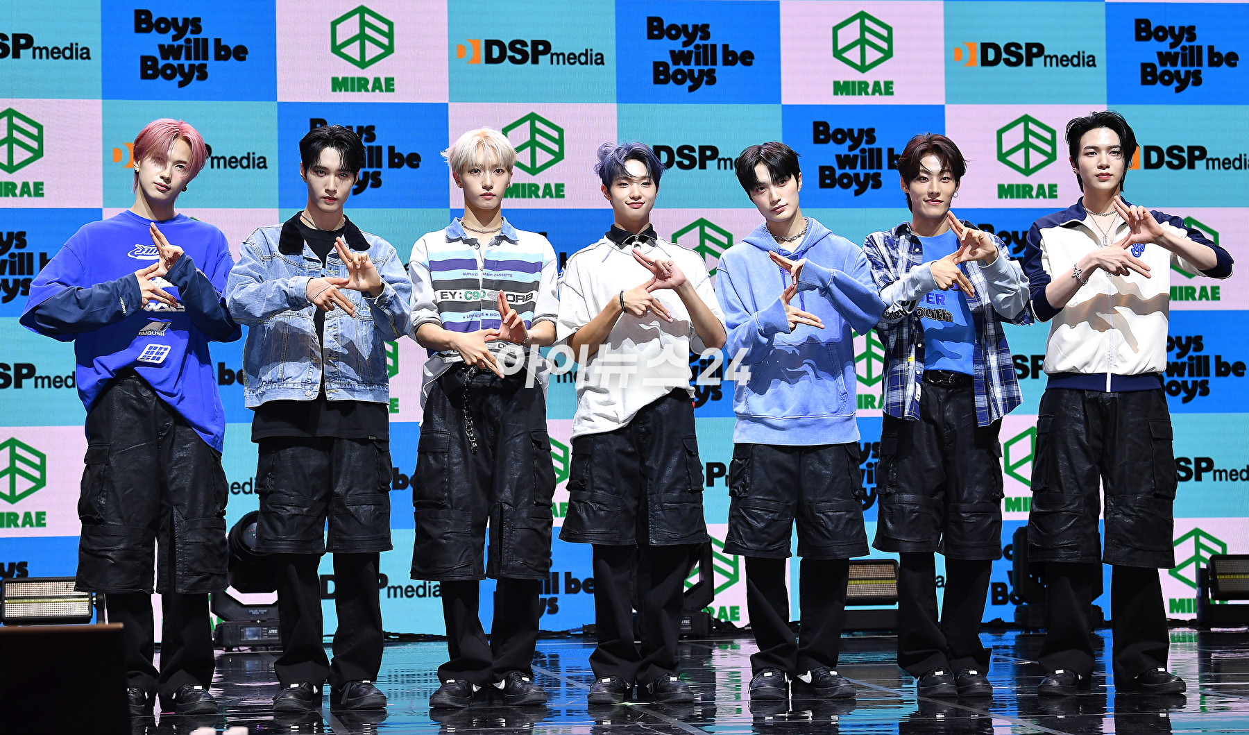 그룹 미래소년이 19일 오후 서울 서대문구 신촌캠퍼스백주년기념관 콘서트홀에서 열린 미니 5집 &#39;Boys will be Boys&#39; 발매 기념 쇼케이스에서 포토타임을 갖고 있다. [사진=곽영래 기자]