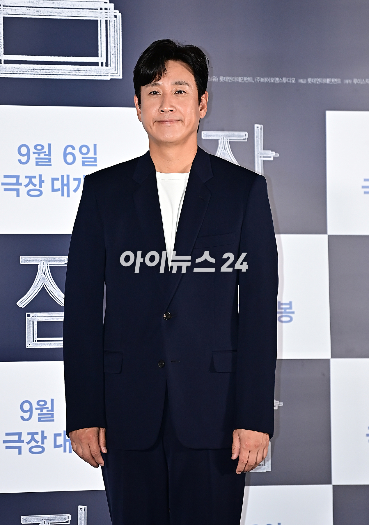 배우 이선균이 18일 오후 서울 광진구 롯데시네마 건대입구에서 열린 영화 '잠' 언론시사회에서 포토타임을 갖고 있다. [사진=곽영래 기자]