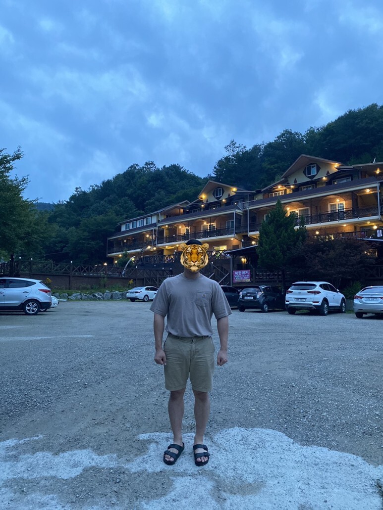 데일리 룩(오뭘입)_칼하트 반팔, 유니클로 치노팬츠, 버켄스탁 샌들, 남자꿀조합코디, OOTD