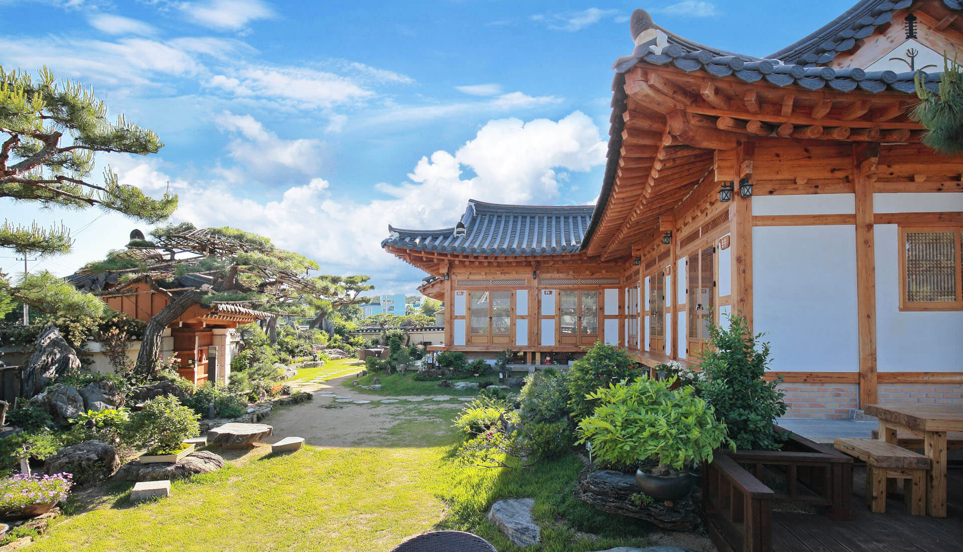 외부와 객실내부의 모습-청공한옥스테이 출저