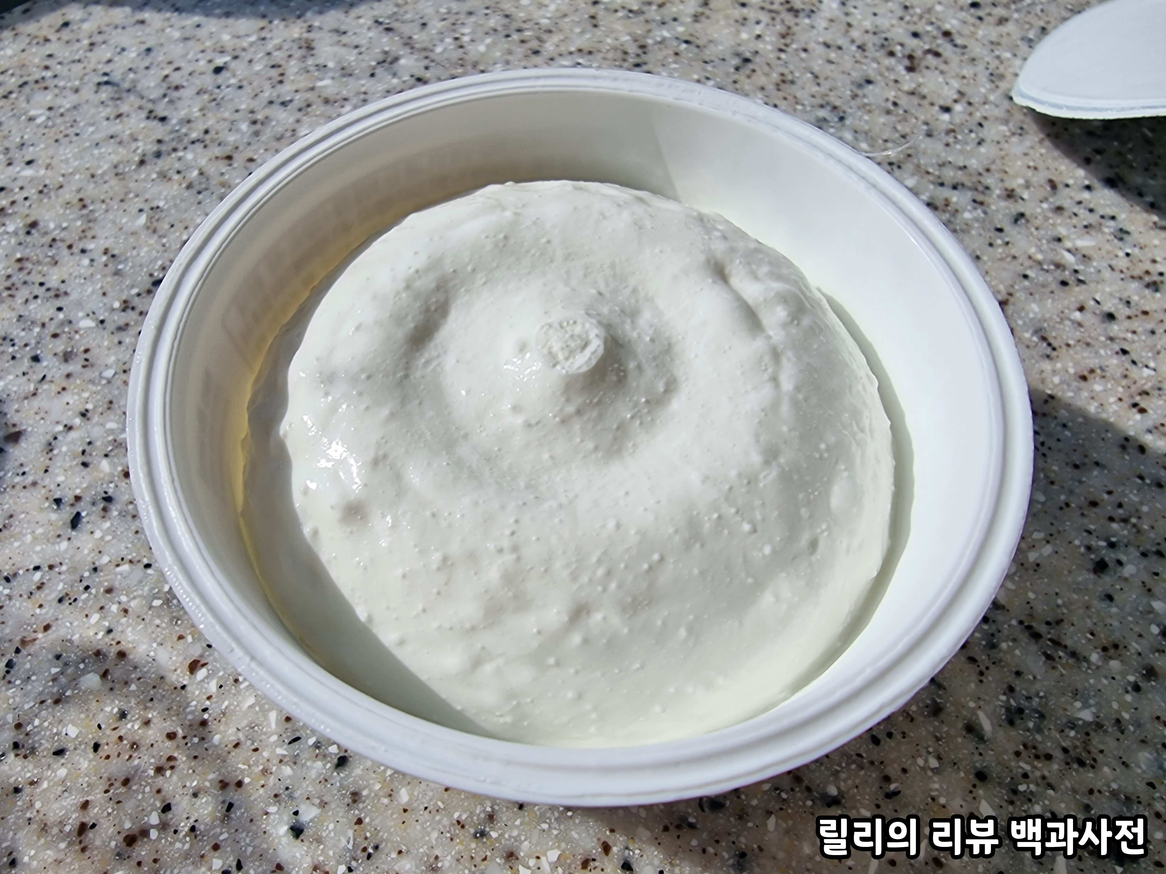 씰을 개봉한 후 그릭요거트 사진