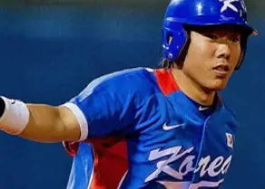 연금-파란유니폼을 입고 공을 친채 달리려고 준비중인 강정호