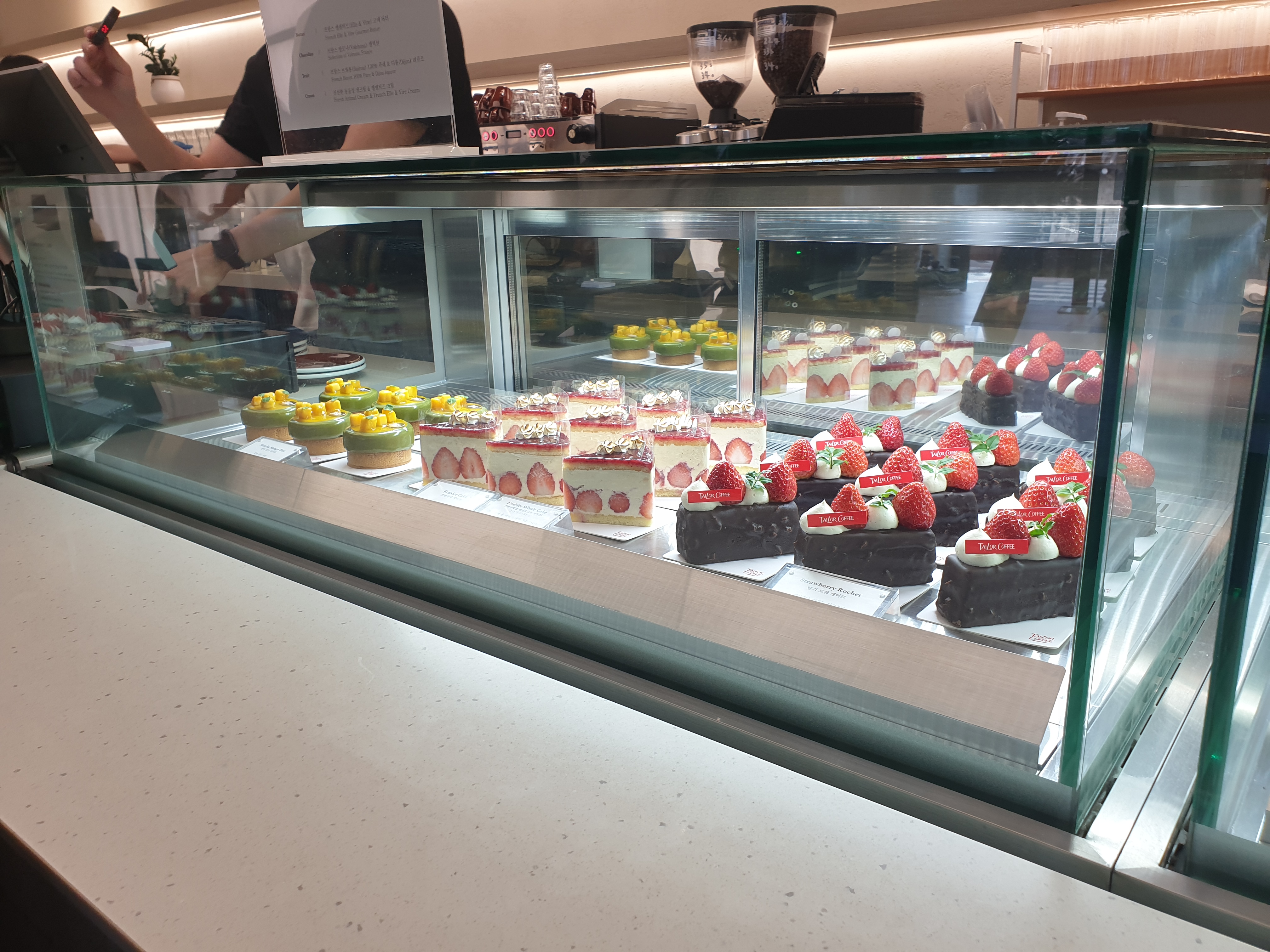 케익 진열대. 세 가지 종류의 케익이 놓여있다.