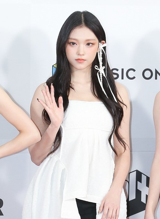 화이트 원피스에 앙증맞은 리본을 한 뉴진스 해린
