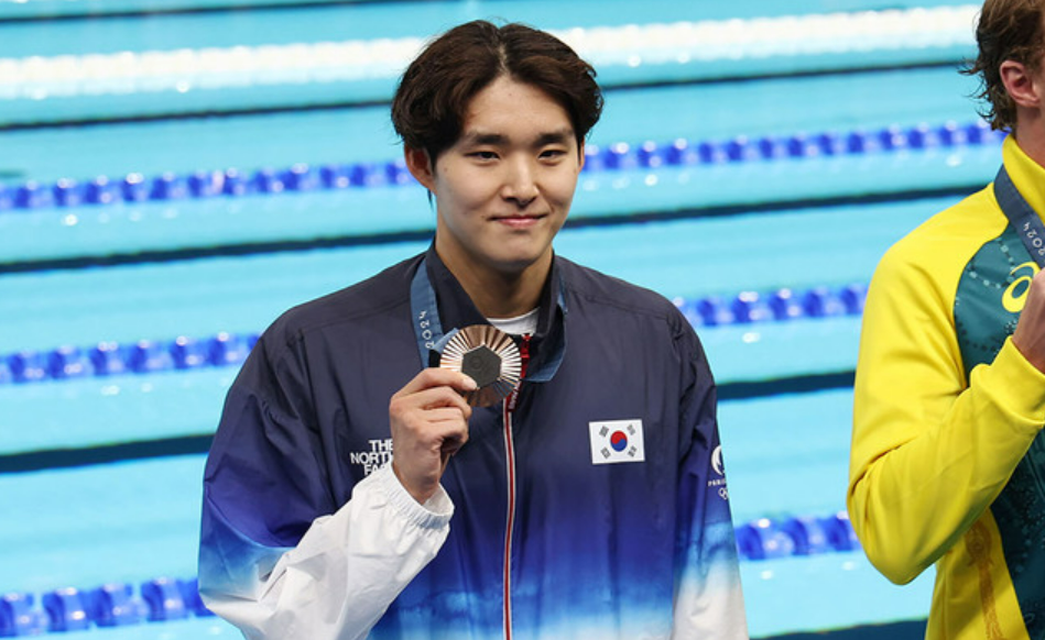 박태환 이후 12년만에 올림픽 무대에서 메달을 획득.
파리올림픽 자유형 400m에서 3위를 기록하며 동메달을 획득한 김우민