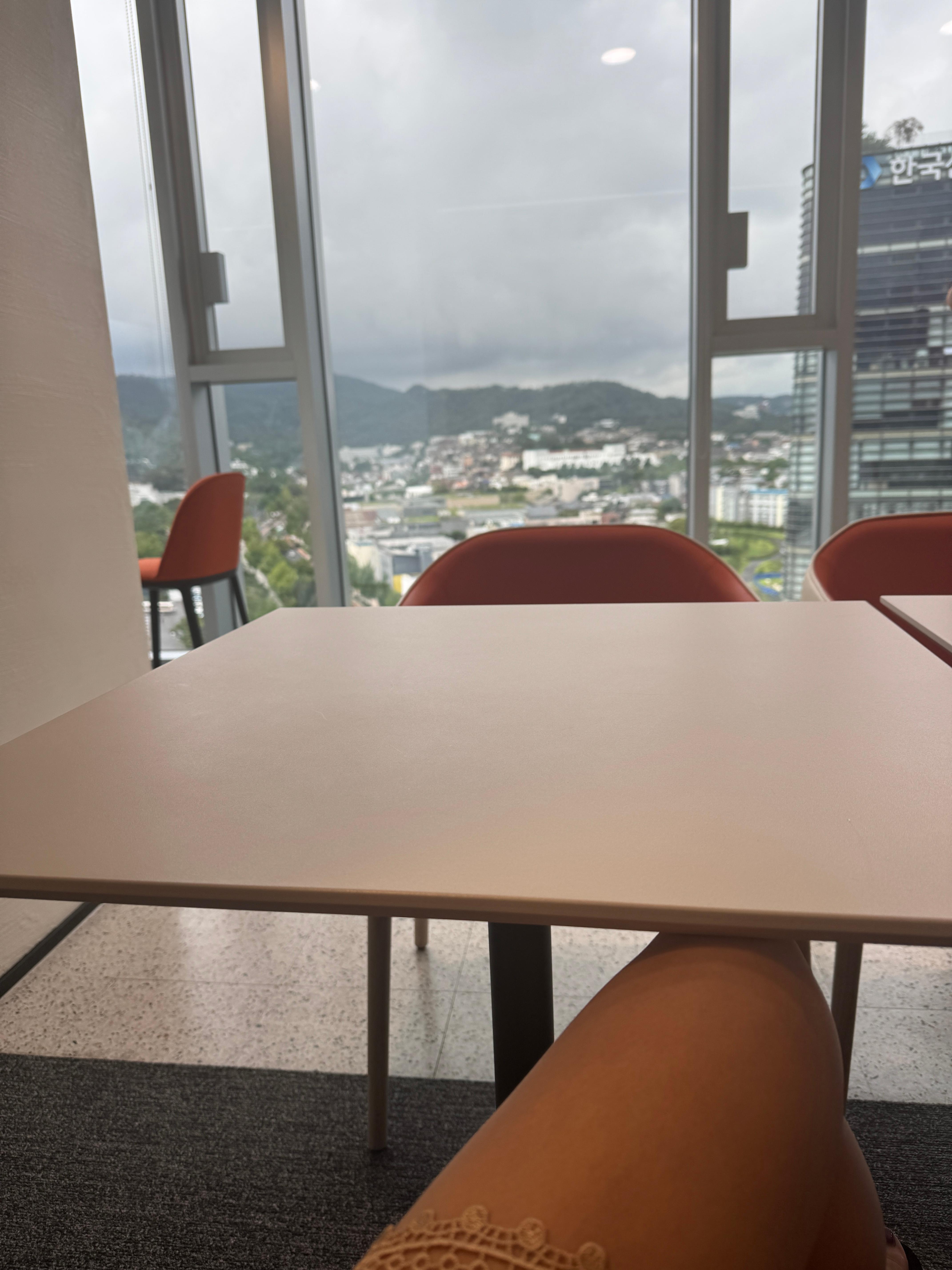 서울 종로구 케이트윈타워 한국 마이크로소프트 본사에서 창밖을 바라본 풍경 – 내부 테이블 너머로 보이는 강북 전경과 산자락