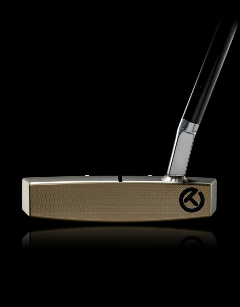 Scotty Cameron Phantom T9.5 Chromatic Bronze Prototype 퍼터의 전면 페이스 모습, 플로젯 넥과 미세 밀링된 페이스가 돋보임