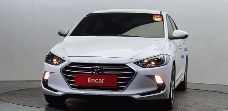 아반떼 AD 중고차 전면 화이트 색상 (페이스 리프트 전 모델)