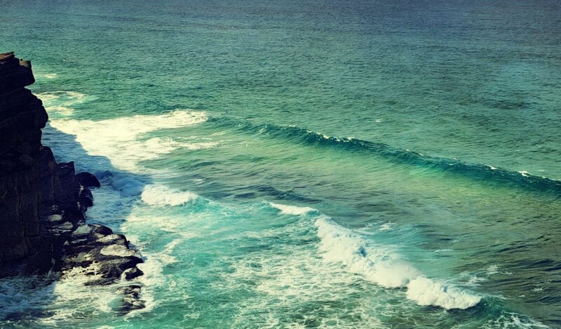 파도가-잔잔히치는-바다