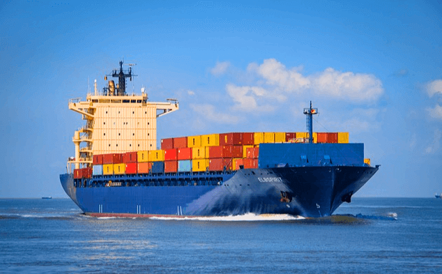 푸른 바다 위에 커다란 배가 있다. 배 위에는 붉은색과 노란색의 컨테이너들이 가득 있다.