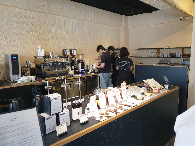 드립백과 콜드브루 그리고 분쇄된 원두가 있는 카운터