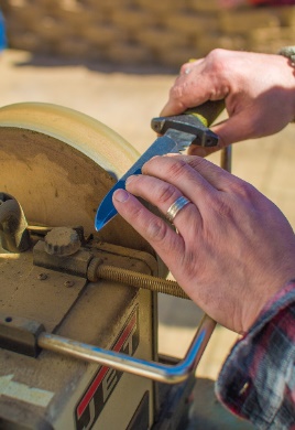 숫돌을 갈고 있는 모습