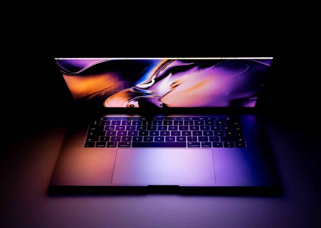 맥북(MacBook), 카메라 커버 사용 시 주의가 필요한 이유