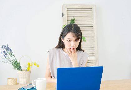 놀라는 여성