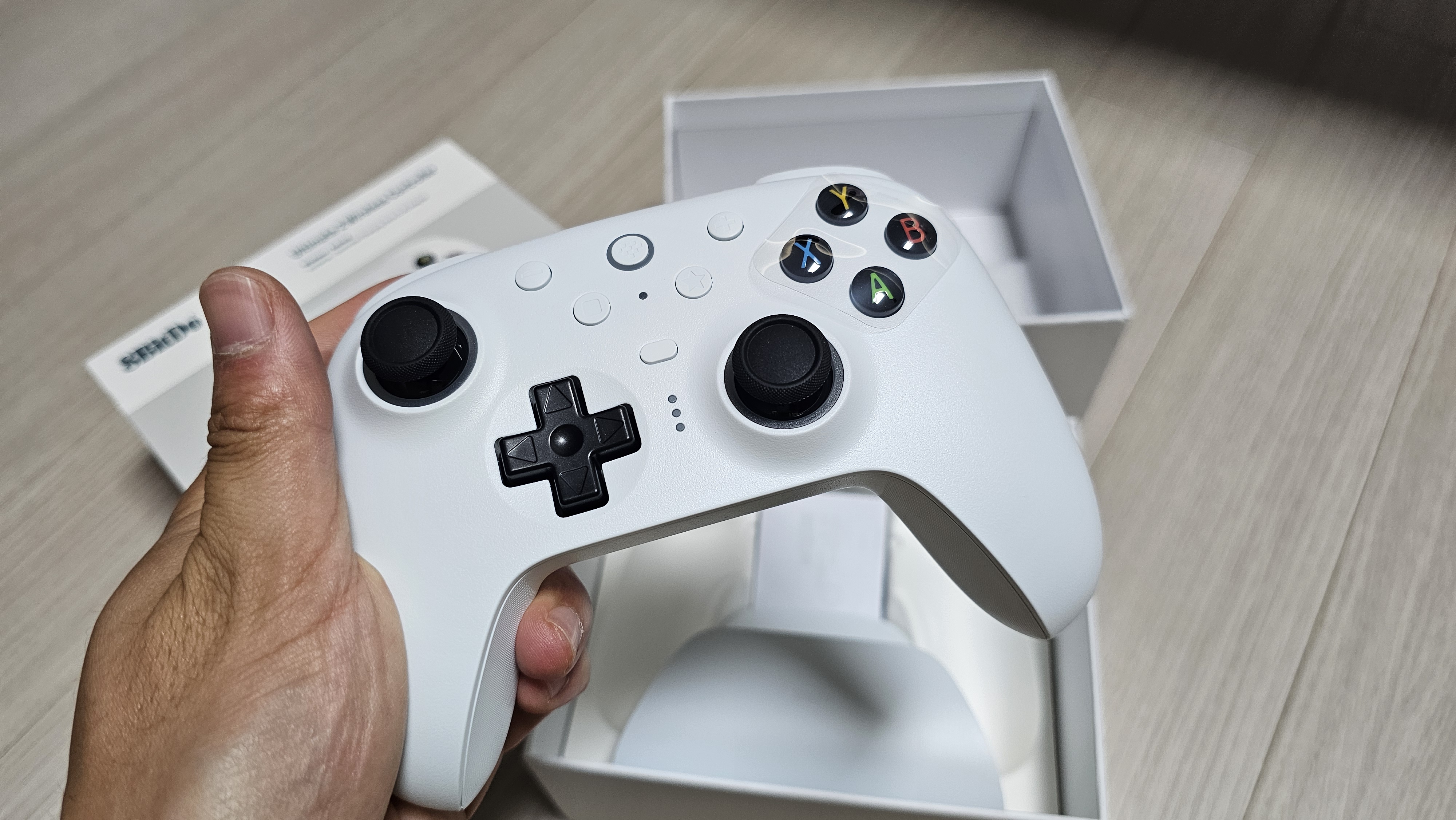 8BitDo Ultimate2 Wireless 팔비또 화이트 색상 외관
