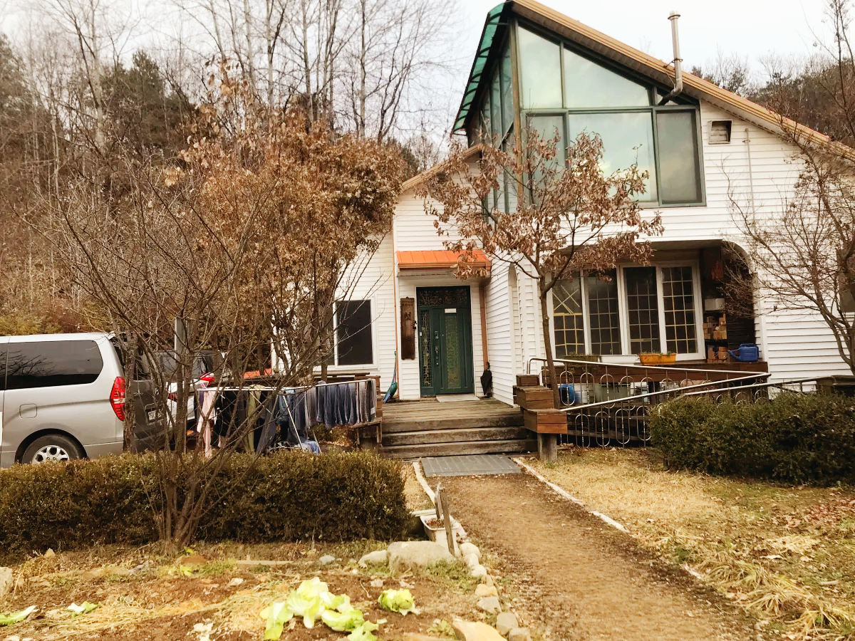 즈믄해에 있는 숙소- 하얀 페인트로 칠한 가정집 같은 숙소