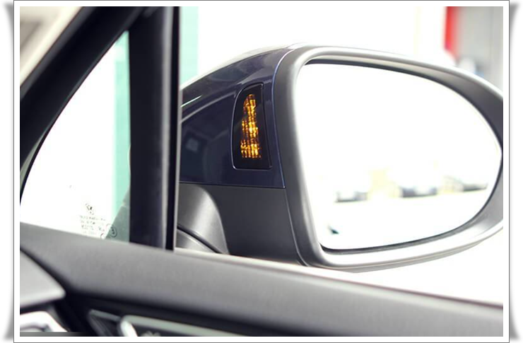 파사트 사이드 어시스트 후측방 경고 표시등 점등 예시