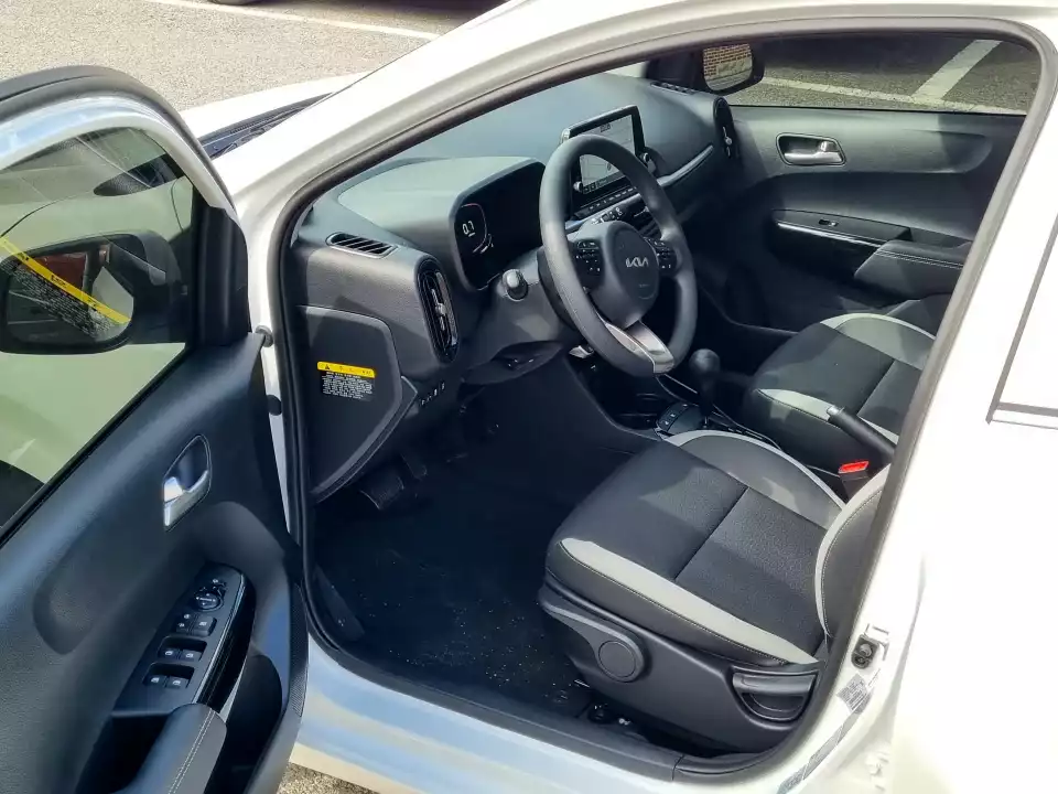 더 뉴 모닝의 운전석은 이렇습니다.