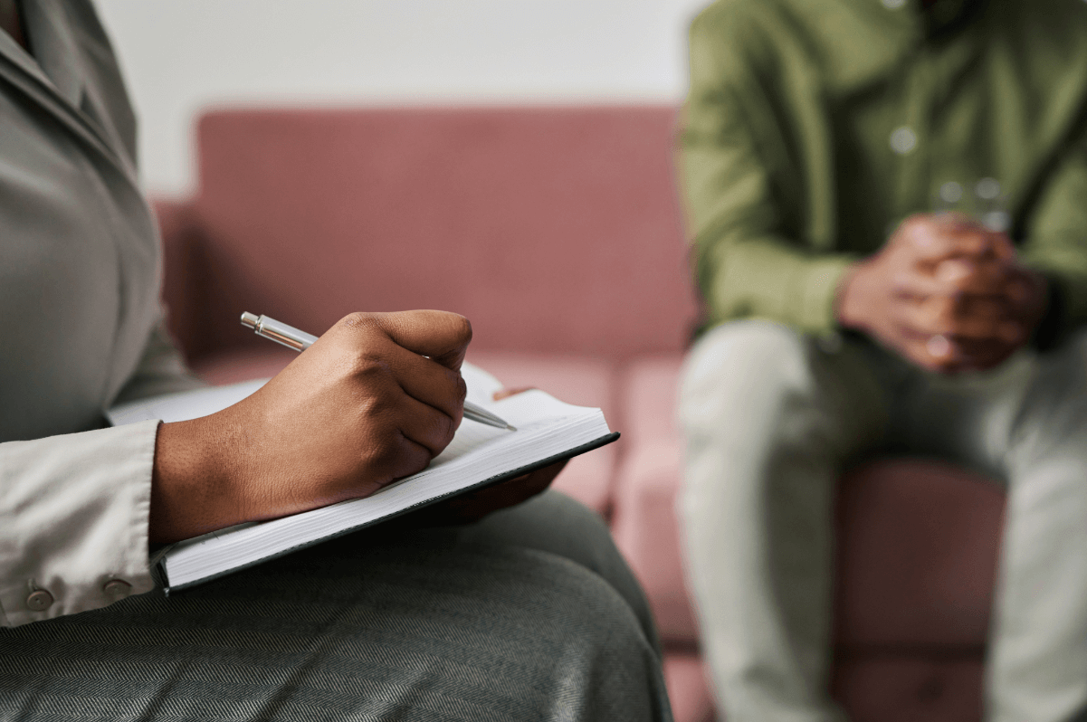 가정 방문 상담 중인 공무원이 응답 내용을 기록하는 장면