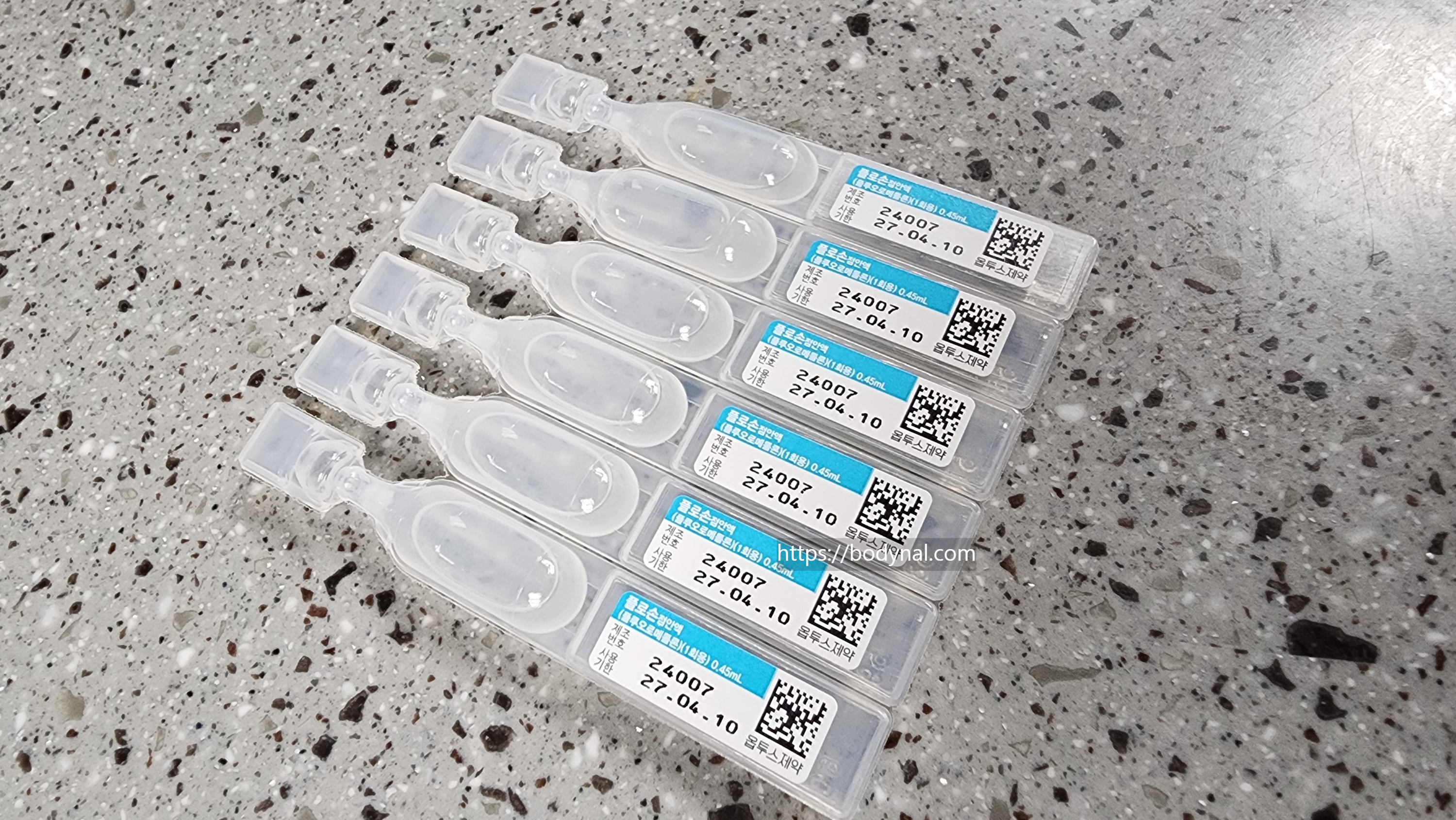 일회용 용기에 담겨 있는 플로손 점안액. 1개당 0.45ml이며, 6개 관이 사진에 있다.