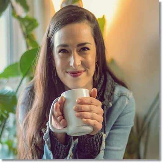 적양배추즙 마시는 여성