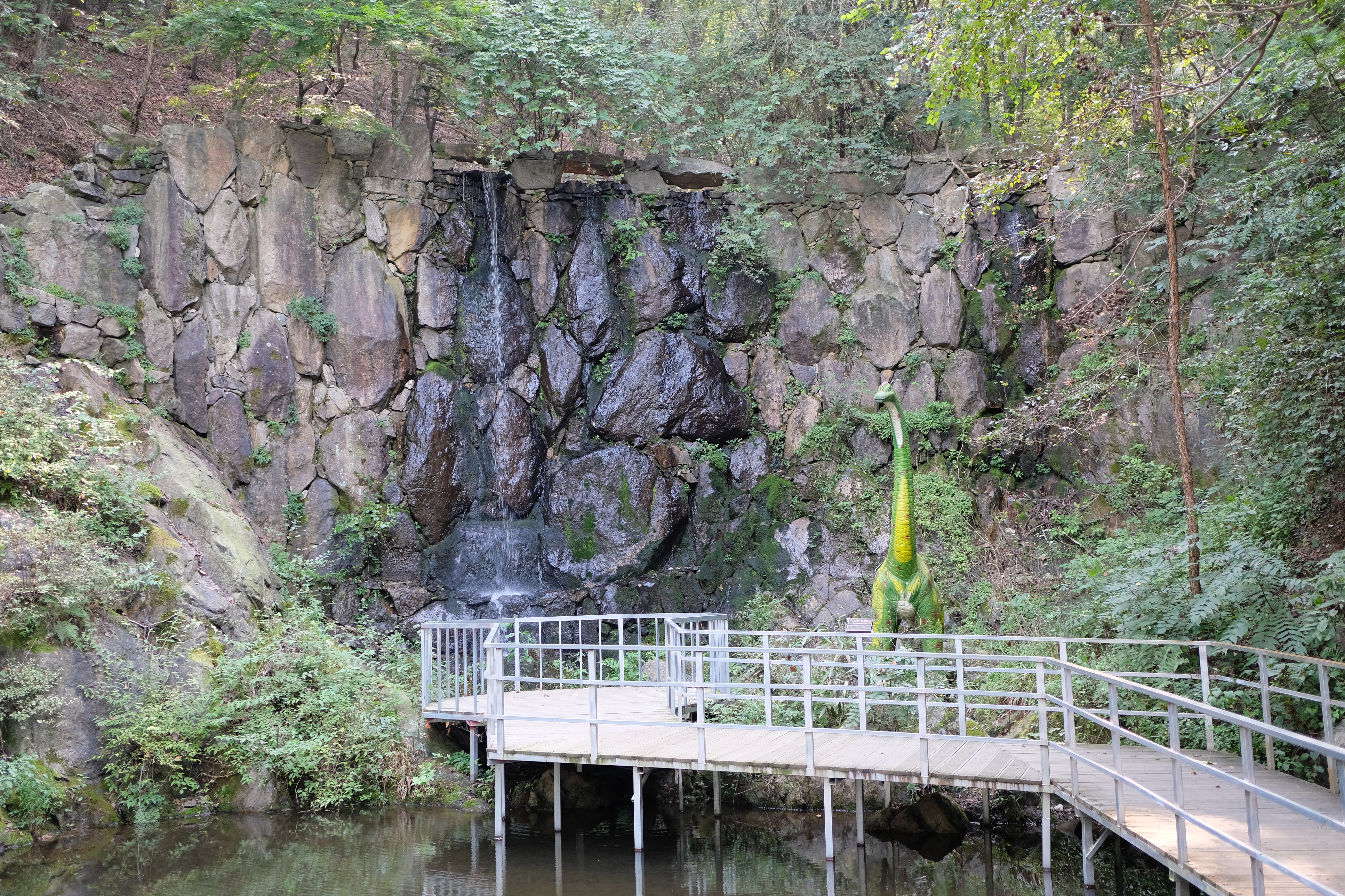 덕평공룡수목원 폭포 및 아파토사우르스 모형