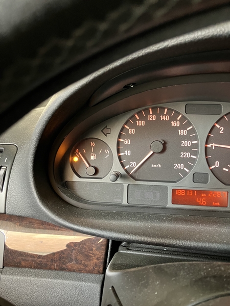 BMW 계기판 연료 경고등 점등 상태 – 쉐브론 테크론 연료 첨가제 주입 전 주유 상황